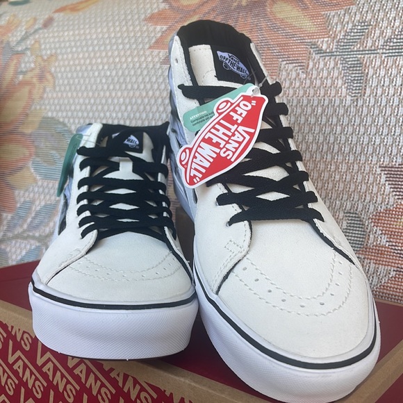 Vans WMNS Comfycush Sk8-Hi
After Dark White/Black
VN0AZTNOYB2
Sneakers - Picture 8 of 16